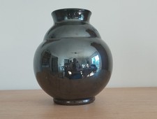Vase boule noir au lustre