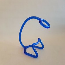 Porte bouteille vin verseur pour poser et servir le vin en plastique bleu design