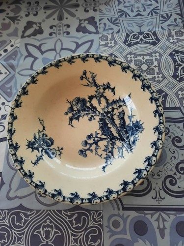 Une assiette creuse - , en