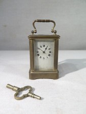 ANCIENNE JOLIE PETITE PENDULETTE VOYAGE MINIATURE CAGE LAITON VERRES BISEAUTE