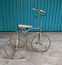 Tricycle enfant en fer forgé peint vert selle poignées bois fin 19è début 20 ème