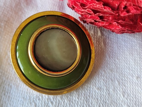 Gros bouton ancien - , en