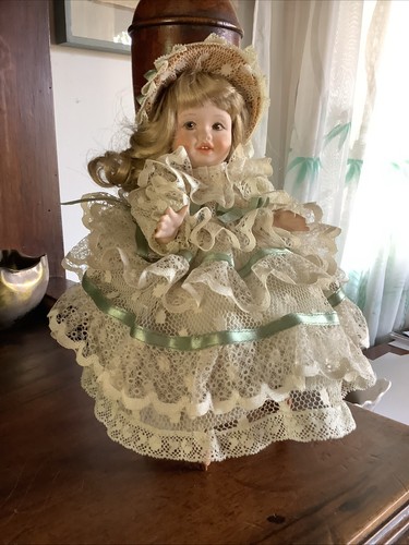 Petite poupée moderne en - petite,