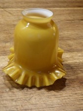 ancienne tulipe jaune moutarde bordure festonnée pour applique lampe ou plafonni