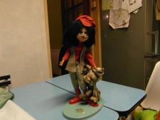 POUPEE ESPAGNOLE LAYNA EN FEUTRINE ET MATIERE PLASTIQUE.