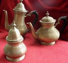 Service 3 pièces métal argenté ( laiton ?) cafetière sucrier théière