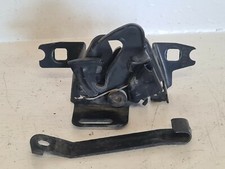 Système attache capot moteur