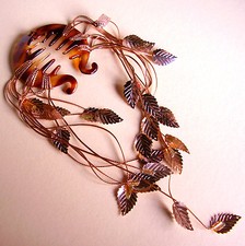 2046 / SUSAN GEHRKE / RAMASSE CHEVEUX /  DECOR FEUILLES CELLULOÏD CUIVRE DORE