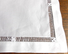 SERVIETTES DE TABLE BRODEES MAIN JOURS CILAO  BLANCS  LOT DE 6  ***