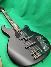 Guitare basse électrique