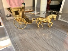 CALECHE AVEC LE CHEVAL EN LAITON BRONZE