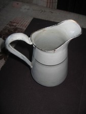 ancien broc émaillé