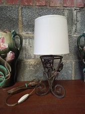 Pied de lampe en fer forgé Art Déco, belle lampe de table fonctionnelle.