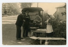 PHOTO snapshot  1952 1er voyage à Lourdes corvée peluches arrière camion voiture