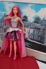 POUPEE  BARBIE  MATTEL CHEVEUX ROSES    "CHANTE ET  CHANGE DE TENUE"