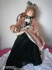 poupée ancienne assise sur