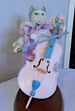 Chat musical automate joue violoncelle rose tête porcelaine biscuit socle 24 cm