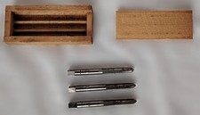 3 tarauds à main 6/100. Dans leur boîte en bois