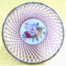 Jolie coupelle en porcelaine ajourée décorée à la main, Japon vers 1960.