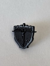 Pin’s Mode Marque Izac Logo Costume Chaussures Accessoire Fashion Vêtement