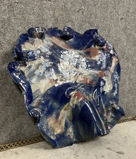 Grand Plat Sculpture en terre cuite émaillée a fond bleu époque XXeme