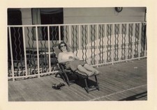 ANCIENNE PHOTOGRAPHIE ~1950 JEUNE FEMME SUR SON TRANSAT PREND LA POSE