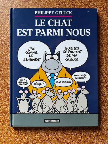 Le chat est parmi - -,