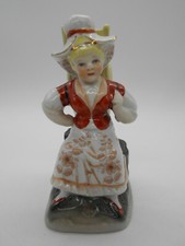 FIGURINE PYROGÈNE / PORTE ALLUMETTE FEMME AU PANIER EN PORCELAINE ALLEMANDE
