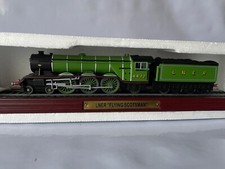 Locomotive vapeur LNER "Flying Scotsman" - socle bois - Atlas Train collection