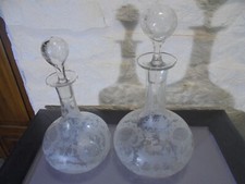 Paire de carafes anciennes cristal gravé bouchons gravés