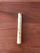 Étui  à aiguilles ancien, en os finement sculpté et ajouré.