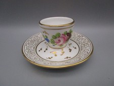 Coquetier ancien en porcelaine