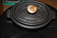 Cocotte  ovale en fonte STAUB    , longueur 22cm