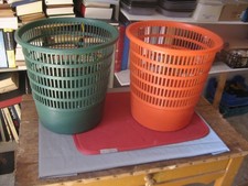 ++"538.7"  2 POUBELLES DE BUREAU VINTAGE TOUT EN PLASTIQUE MARQUE "PLASTIC AZUR"