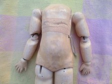 Corps articulé de poupée