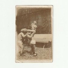 Deux jeunes enfants se battant