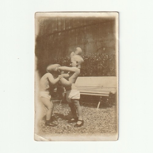 Deux jeunes enfants battant - enfants,