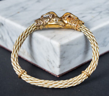 Bracelet jonc en métal doré orné de deux têtes de bélier cordage début XXe M3115
