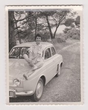 🚗 Renault Dauphine Gordini 🌿 Jeune Femme Souriante Années 60 🌟 Photo Vintage