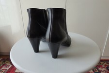 Beau cuir noir pour ces élégantes bottines Femme talon 7cm. Jamais portées.