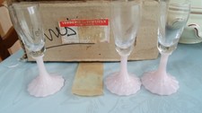 3  magnifiques  petits  Verres en Cristal  Portieux  avec pieds en opaline rose