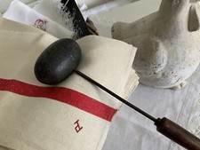 Linge ancien Fer À Repasser  En Fonte Et Manche En Bois Pour Repasser Coiffe