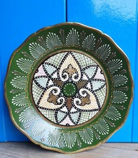 HB QUIMPER ASSIETTE FAÏENCE À DÉCOR PERLÉ FOND VERT