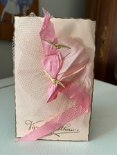 CPA BONNET SAINTE CATHERINE ROSE DENTELLE RUBAN ROSE AVEC COLOMBES DOREES