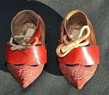 Ancien SABOTS EN BOIS SCULPTE