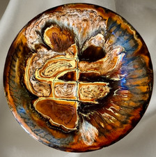 Assiette au décor abstrait