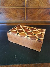 Ancienne boîte artisanale , marquetée en loupe de thuya.