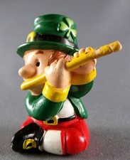 Leprechaun - Figurine PVC - Lutin Irlandais St Patrick avec Flûte