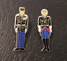 Pin’s lot de 2 Armée Militaire Tenue de Gendarme et Motard de sortie (148)