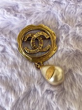 Broche doré CHANEL Collection